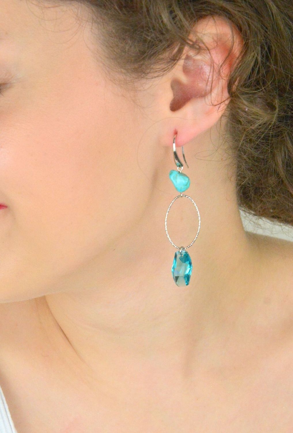 Długie kolczyki Spark KW6673LTU14TU wykonane ze srebra, ozdobione kryształami Swarovskiego i naturalnym turkusem. Elegancki design i wyjątkowy blask.1.jpg