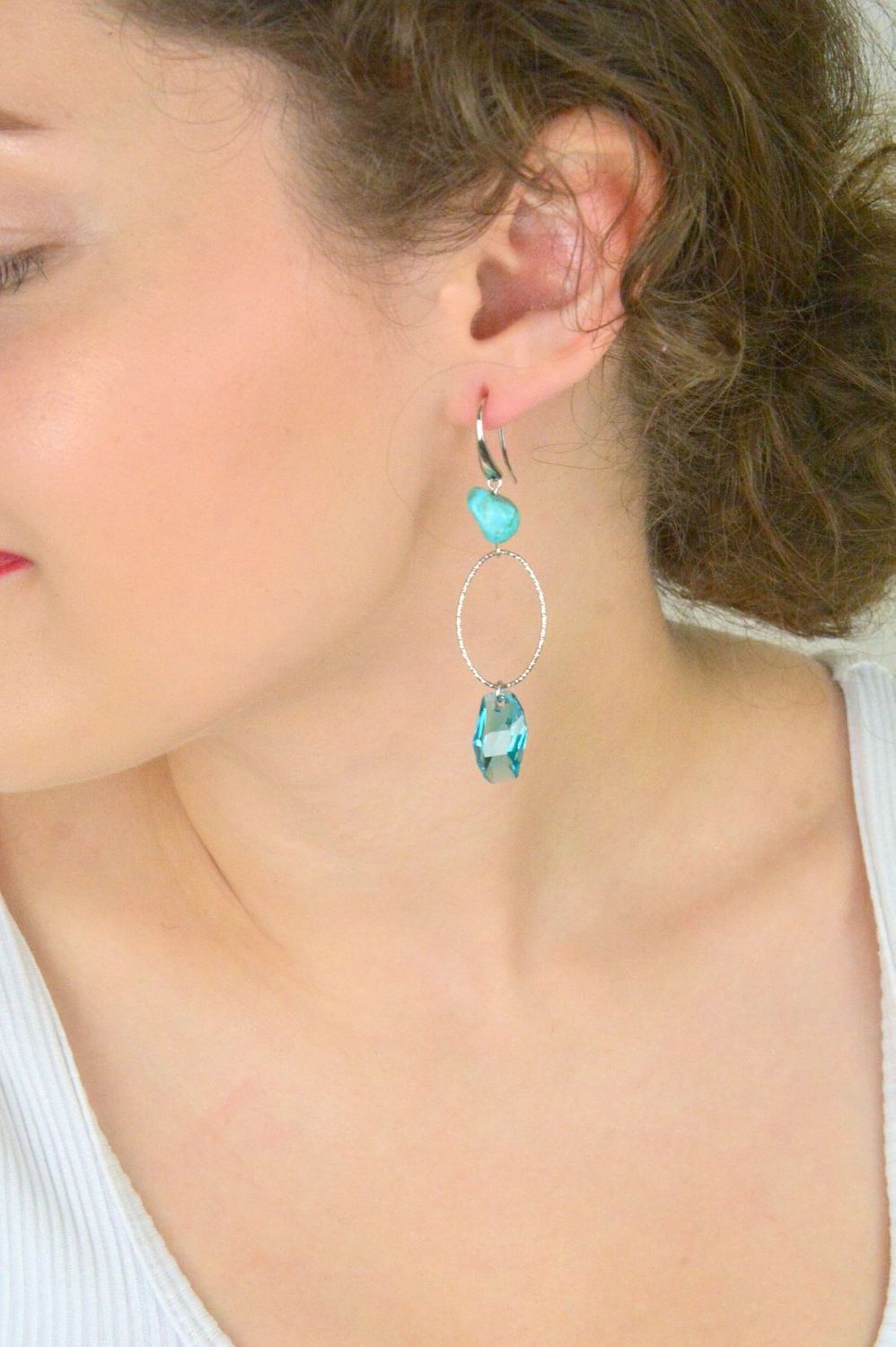 Długie kolczyki Spark KW6673LTU14TU wykonane ze srebra, ozdobione kryształami Swarovskiego i naturalnym turkusem. Elegancki design i wyjątkowy blask.1.jpg