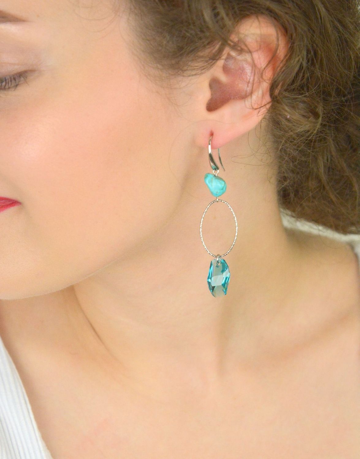 Długie kolczyki Spark KW6673LTU14TU wykonane ze srebra, ozdobione kryształami Swarovskiego i naturalnym turkusem. Elegancki design i wyjątkowy blask.1.jpg