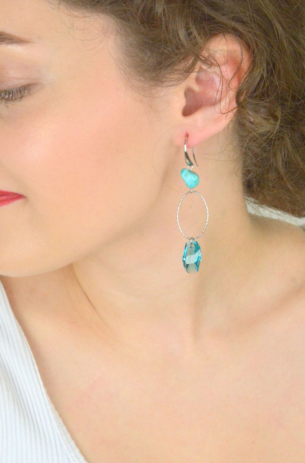 Długie kolczyki Spark KW6673LTU14TU wykonane ze srebra, ozdobione kryształami Swarovskiego i naturalnym turkusem. Elegancki design i wyjątkowy blask.1.jpg