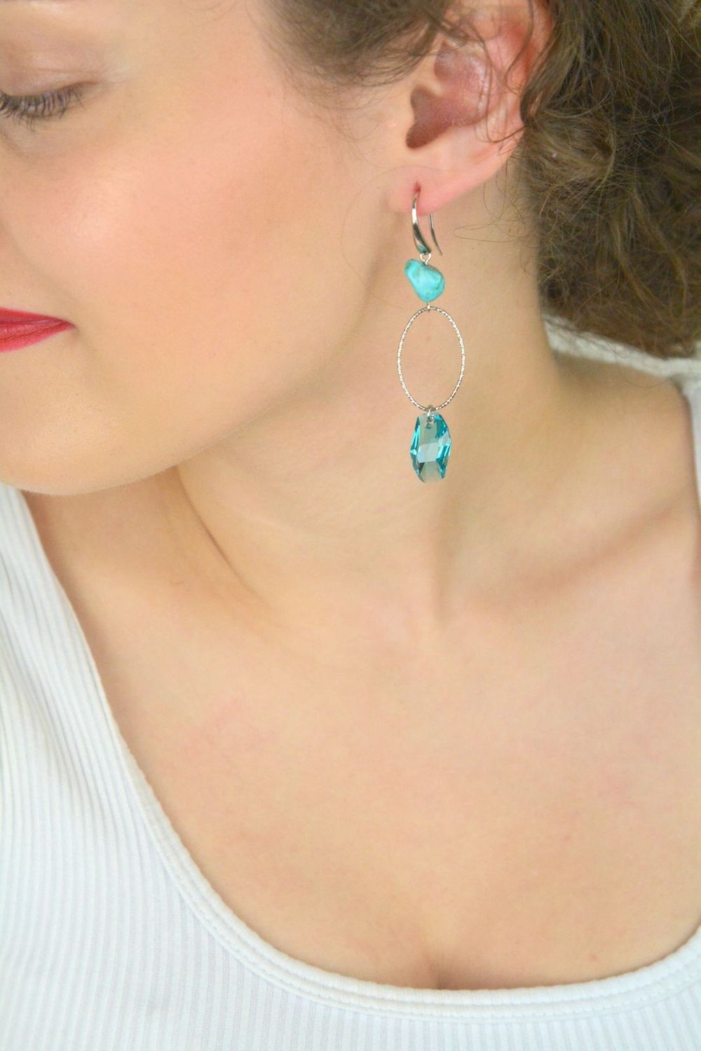 Długie kolczyki Spark KW6673LTU14TU wykonane ze srebra, ozdobione kryształami Swarovskiego i naturalnym turkusem. Elegancki design i wyjątkowy blask.1.jpg