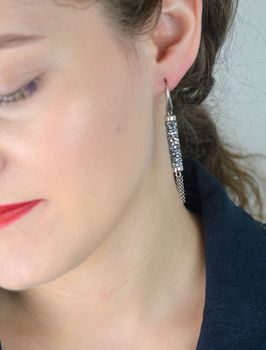 Eleganckie kolczyki ze srebra 925 z kryształami Swarovski Light Chrome. Przekładany model bez zapięcia, długość 6.3 cm. Minimalistyczny blask i komfort (2).JPG