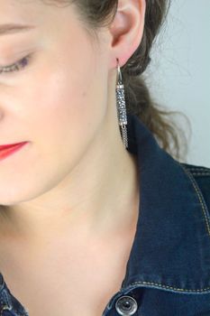 Eleganckie kolczyki ze srebra 925 z kryształami Swarovski Light Chrome. Przekładany model bez zapięcia, długość 6.3 cm. Minimalistyczny blask i komfort (3).JPG
