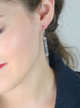 Eleganckie kolczyki ze srebra 925 z kryształami Swarovski Light Chrome. Przekładany model bez zapięcia, długość 6.3 cm. Minimalistyczny blask i komfort (5).JPG