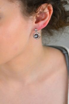 Kolczyki Srebrne Spark Swarovski Ajour Circle Silver Night KWA64308SN. Wykonane z najwyższej jakości srebra próby 925 i ozdobione oryginalnymi kryształami Swarovski® w kolorze Silver Night. Piękne kolczyki z kryształem Swa (3).JPG