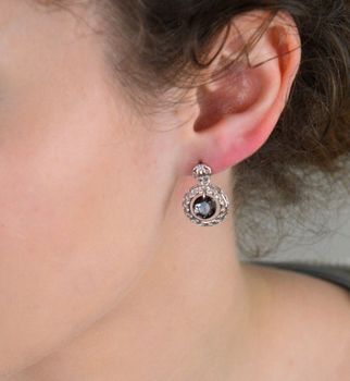 Kolczyki Srebrne Spark Swarovski Ajour Circle Silver Night KWA64308SN. Wykonane z najwyższej jakości srebra próby 925 i ozdobione oryginalnymi kryształami Swarovski® w kolorze Silver Night. Piękne kolczyki z kryształem Swa (4).JPG