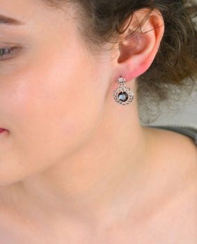 Kolczyki Srebrne Spark Swarovski Ajour Circle Silver Night KWA64308SN. Wykonane z najwyższej jakości srebra próby 925 i ozdobione oryginalnymi kryształami Swarovski® w kolorze Silver Night. Piękne kolczyki z kryształem Swa.JPG