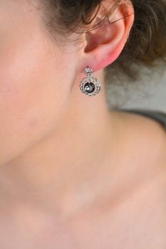 Kolczyki Srebrne Spark Swarovski Ajour Circle Silver Night KWA64308SN. Wykonane z najwyższej jakości srebra próby 925 i ozdobione oryginalnymi kryształami Swarovski® w kolorze Silver Night. Piękne kolczyki z kryształem Swaro (1).JPG