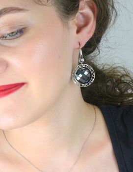 Kolczyki z kryształami Swarovski® Silver Night wykonane ze srebra próby 925. Elegancka biżuteria, idealna na prezent lub wyjątkową okazję. Długość 5 cm (1).JPG