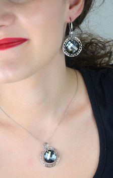 Kolczyki z kryształami Swarovski® Silver Night wykonane ze srebra próby 925. Elegancka biżuteria, idealna na prezent lub wyjątkową okazję. Długość 5 cm (2).JPG