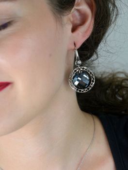 Kolczyki z kryształami Swarovski® Silver Night wykonane ze srebra próby 925. Elegancka biżuteria, idealna na prezent lub wyjątkową okazję. Długość 5 cm (3).JPG