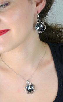 Kolczyki z kryształami Swarovski® Silver Night wykonane ze srebra próby 925. Elegancka biżuteria, idealna na prezent lub wyjątkową okazję. Długość 5 cm (4).JPG
