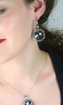 Kolczyki z kryształami Swarovski® Silver Night wykonane ze srebra próby 925. Elegancka biżuteria, idealna na prezent lub wyjątkową okazję. Długość 5 cm (5).JPG