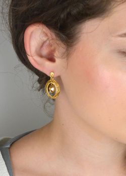 Ekskluzywne kolczyki z pozłacanego srebra próby 925 z kryształami Swarovski® w kolorze Golden Shadow. Elegancja i blask na każdą okazję. Długość 3.1 cm (1).JPG