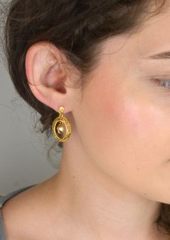 Ekskluzywne kolczyki z pozłacanego srebra próby 925 z kryształami Swarovski® w kolorze Golden Shadow. Elegancja i blask na każdą okazję. Długość 3.1 cm (4).JPG