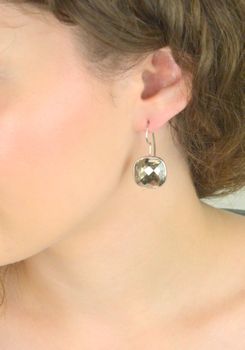 Eleganckie kolczyki wiszące Swarovski Spark KWC25 wykonane ze srebra próby 925 z ekskluzywnymi kryształami Swarovski®. Długość 3,5 cm. Idealne na każdą okazję (1).JPG