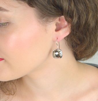 Eleganckie kolczyki wiszące Swarovski Spark KWC25 wykonane ze srebra próby 925 z ekskluzywnymi kryształami Swarovski®. Długość 3,5 cm. Idealne na każdą okazję (3).JPG