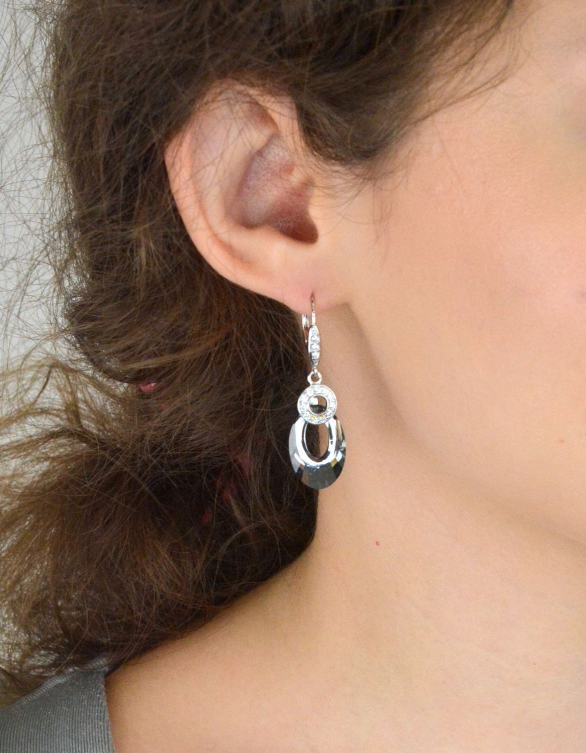 Eleganckie kolczyki damskie srebrne próba 925 w czarnym kolorze, zdobione błyszczącymi cyrkoniami Swarovski. Długość 4,5 cm, szerokość 1,2 cm. Model KWC604020SN..jpg