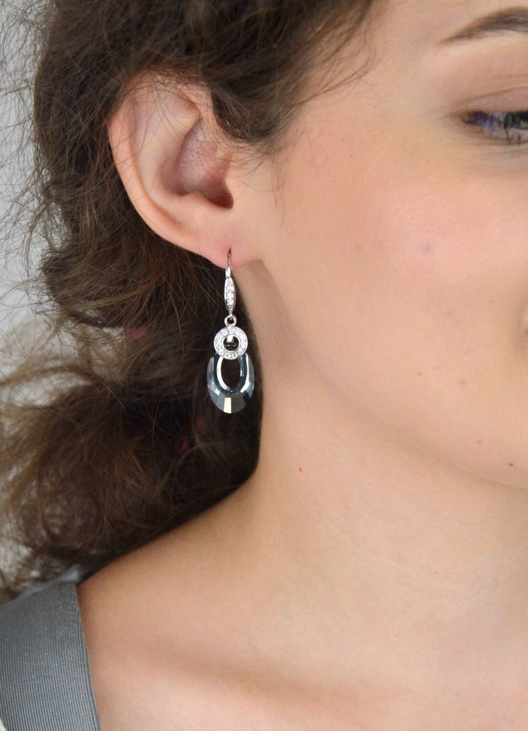 Eleganckie kolczyki damskie srebrne próba 925 w czarnym kolorze, zdobione błyszczącymi cyrkoniami Swarovski. Długość 4,5 cm, szerokość 1,2 cm. Model KWC604020SN..jpg