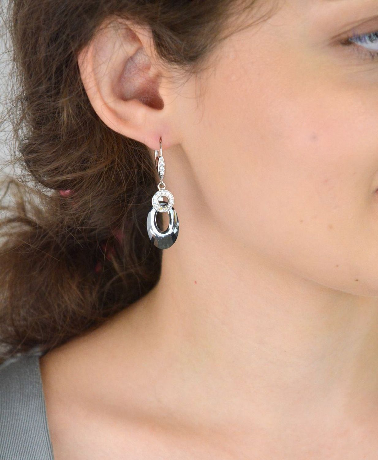 Eleganckie kolczyki damskie srebrne próba 925 w czarnym kolorze, zdobione błyszczącymi cyrkoniami Swarovski. Długość 4,5 cm, szerokość 1,2 cm. Model KWC604020SN..jpg