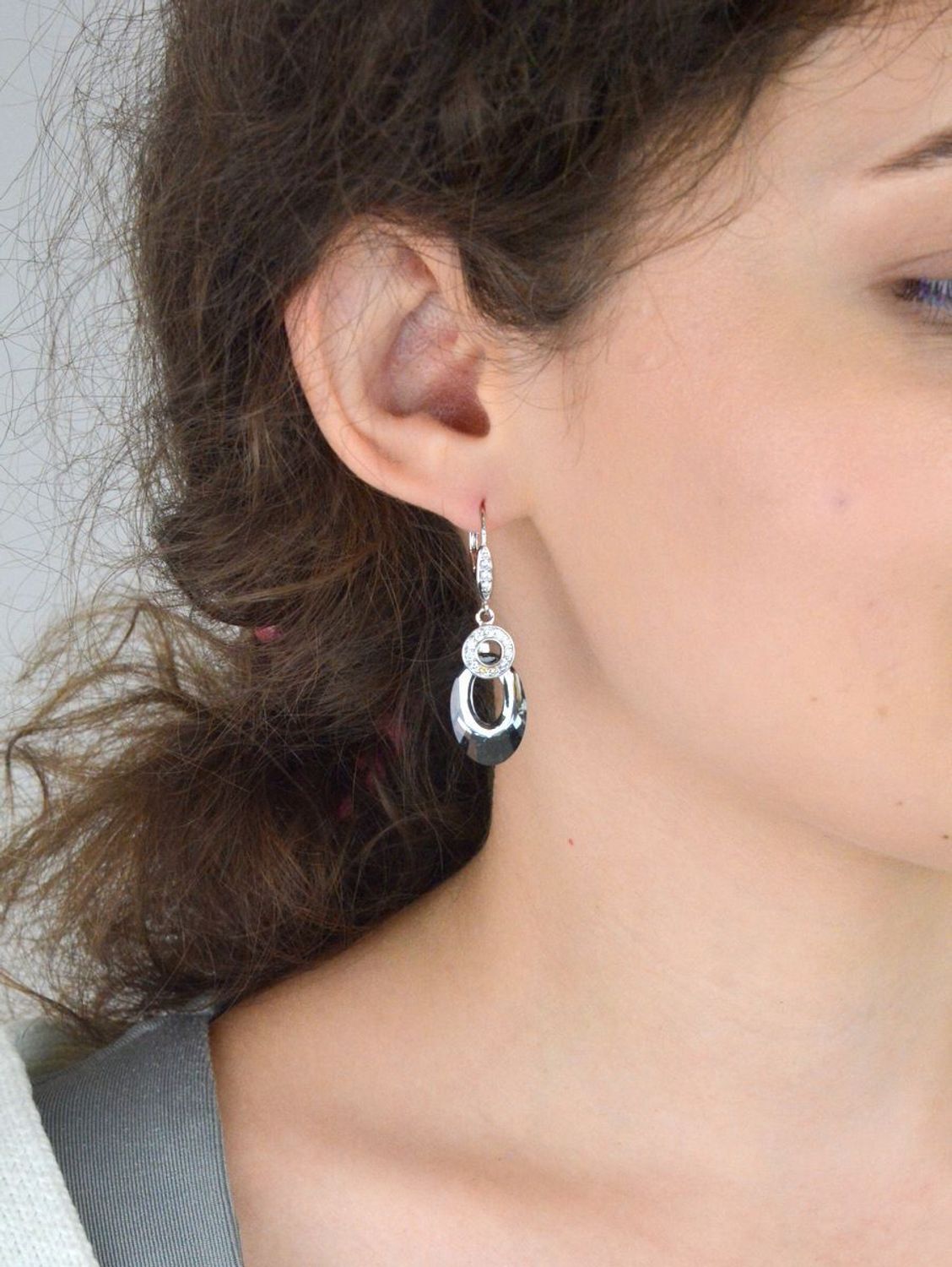 Eleganckie kolczyki damskie srebrne próba 925 w czarnym kolorze, zdobione błyszczącymi cyrkoniami Swarovski. Długość 4,5 cm, szerokość 1,2 cm. Model KWC604020SN..jpg