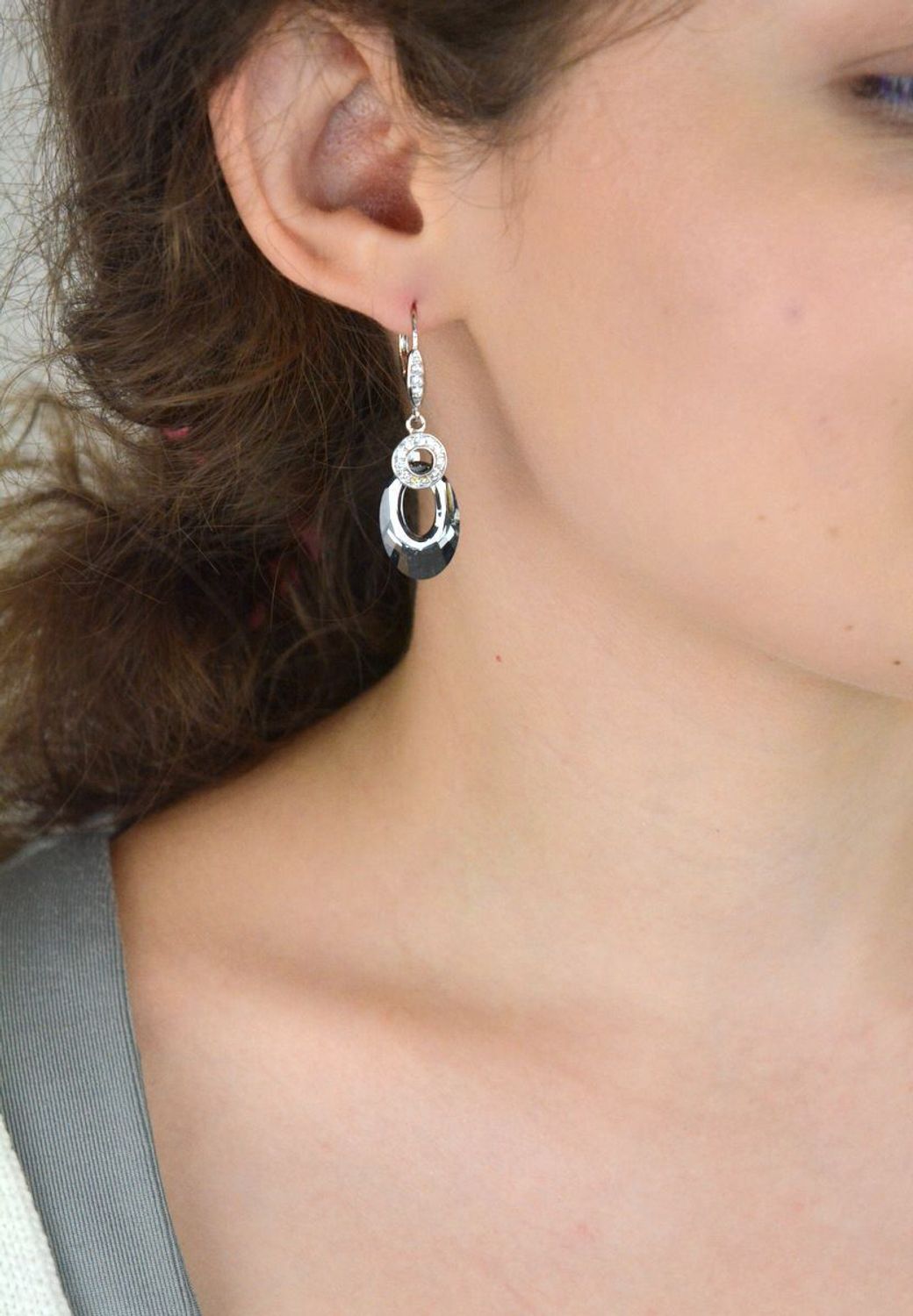 Eleganckie kolczyki damskie srebrne próba 925 w czarnym kolorze, zdobione błyszczącymi cyrkoniami Swarovski. Długość 4,5 cm, szerokość 1,2 cm. Model KWC604020SN..jpg