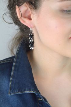 Wiszące kolczyki ze srebra 925 z kryształami Swarovski w kolorach Light Chrome i Jet. Nowoczesna forma, długość 5 cm, stylowa kolekcja Frou Frou (1).JPG
