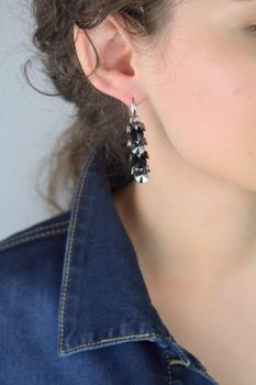 Wiszące kolczyki ze srebra 925 z kryształami Swarovski w kolorach Light Chrome i Jet. Nowoczesna forma, długość 5 cm, stylowa kolekcja Frou Frou (3).JPG