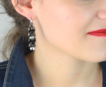 Wiszące kolczyki ze srebra 925 z kryształami Swarovski w kolorach Light Chrome i Jet. Nowoczesna forma, długość 5 cm, stylowa kolekcja Frou Frou (4).JPG