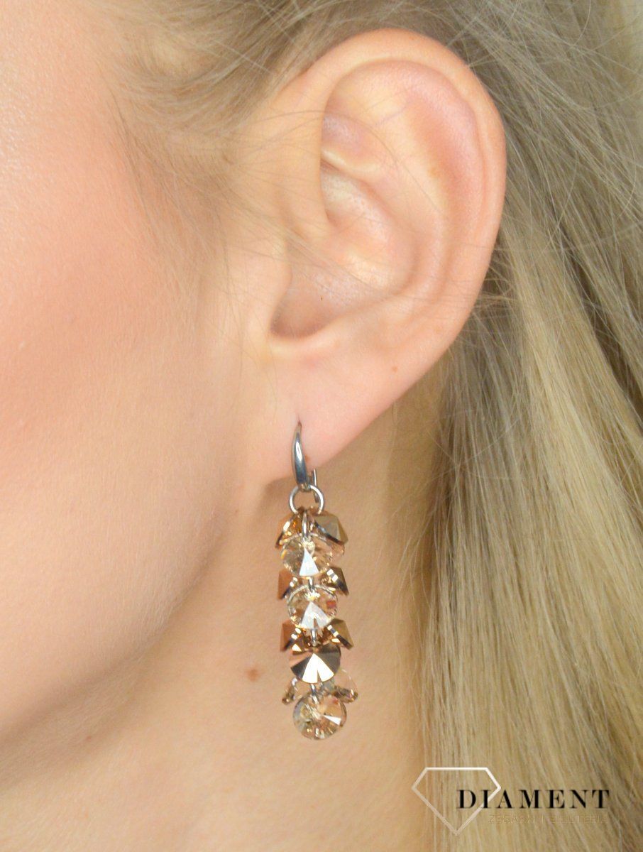 Kolczyki srebrne wiszące Swarovski KWD6428RGSL.  Kolczyki wykonane ze srebra próby 925 oraz ekskluzywnych kryształów Swarovski®.webp