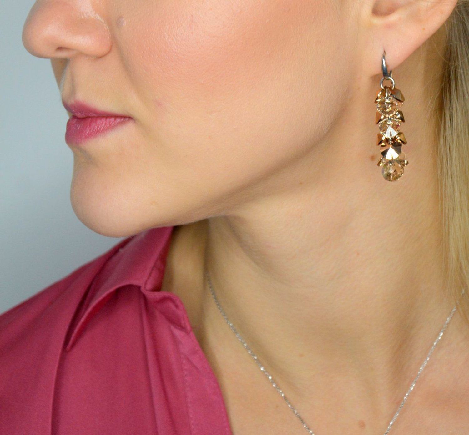 Kolczyki srebrne wiszące Swarovski KWD6428RGSL.  Kolczyki wykonane ze srebra próby 925 oraz ekskluzywnych kryształów Swarovski®.webp