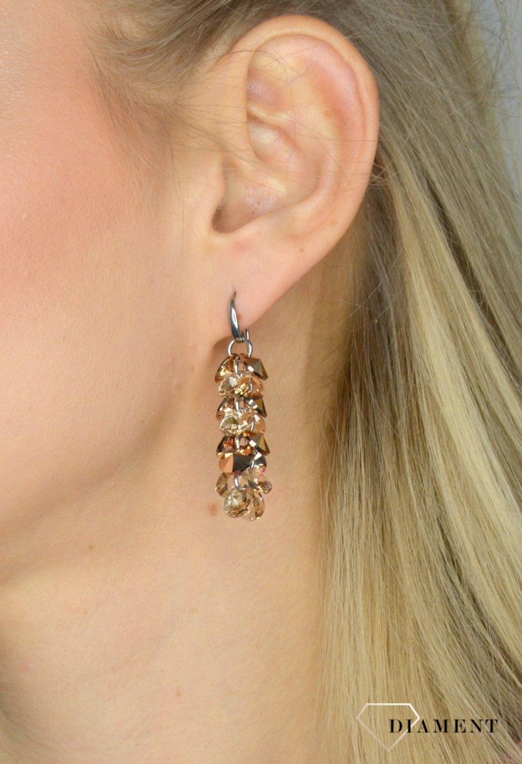 Kolczyki srebrne wiszące Swarovski KWD6428RGSL.  Kolczyki wykonane ze srebra próby 925 oraz ekskluzywnych kryształów Swarovski®.webp