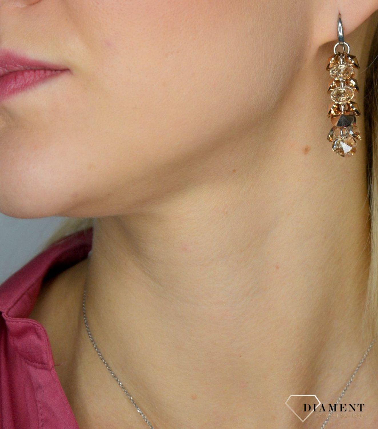 Kolczyki srebrne wiszące Swarovski KWD6428RGSL.  Kolczyki wykonane ze srebra próby 925 oraz ekskluzywnych kryształów Swarovski®.webp