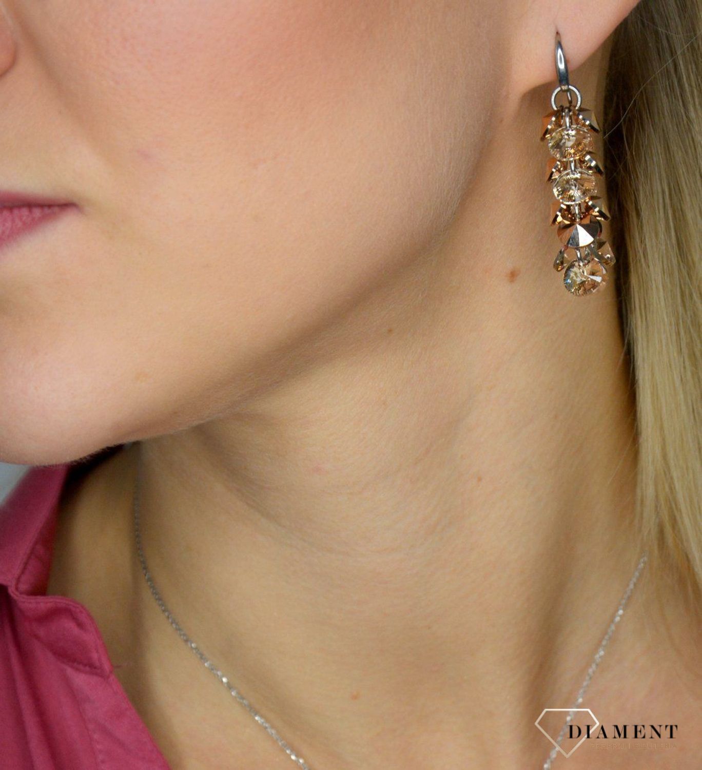 Kolczyki srebrne wiszące Swarovski KWD6428RGSL.  Kolczyki wykonane ze srebra próby 925 oraz ekskluzywnych kryształów Swarovski®.webp