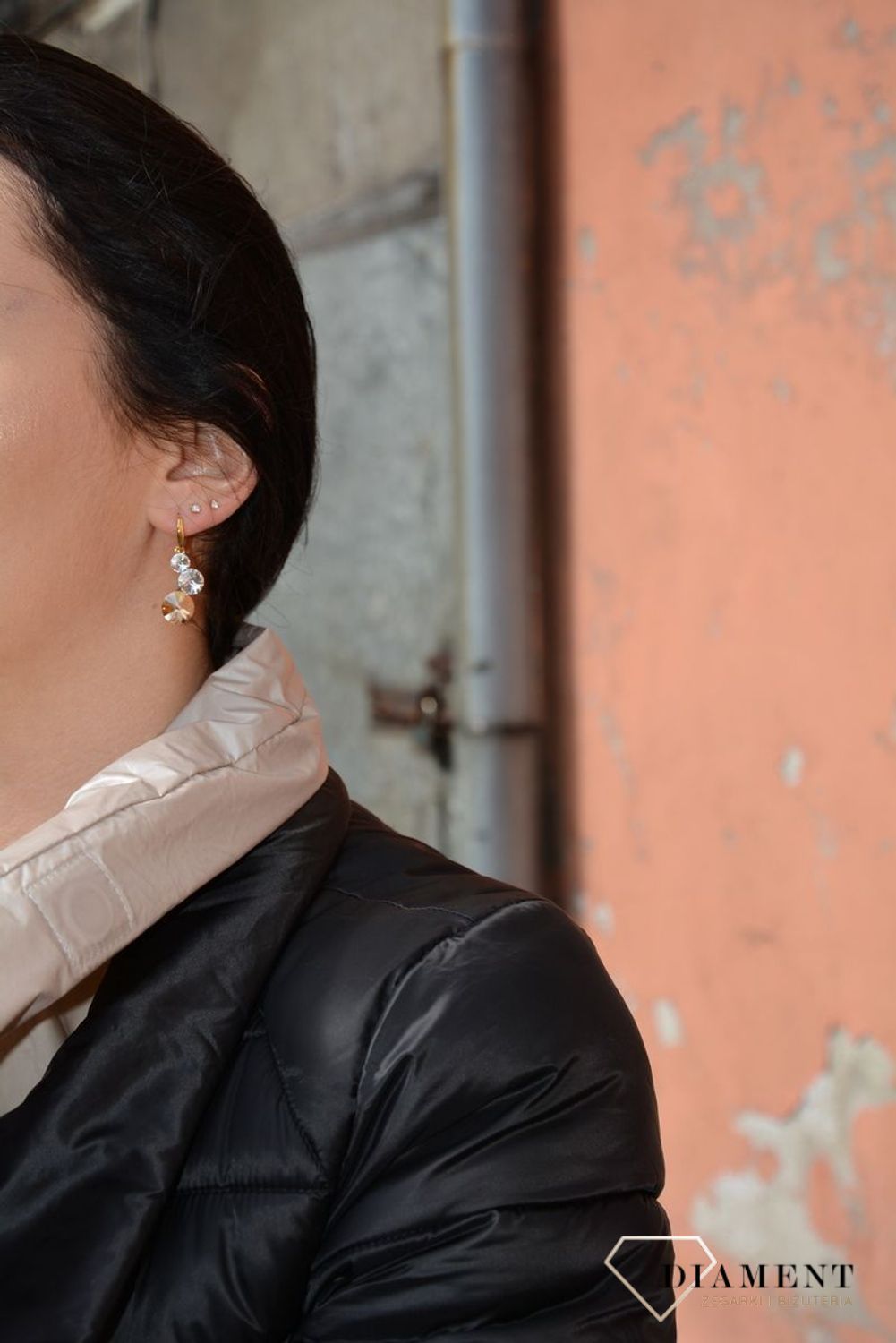 Wyjątkowe, pozłacane kolczyki marki Spark z lśniącymi, okrągłymi kryształkami Swarovskiego będą idealnym zwieńczeniem wieczorowej stylizacji..jpg