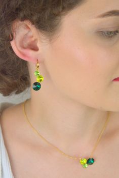 Eleganckie kolczyki Spark Candy KWG112212EM z pozłacanego srebra 925, ozdobione luksusowymi kryształami Emerald. Doskonały wybór na prezent lub wyjątkową okazję (1).JPG