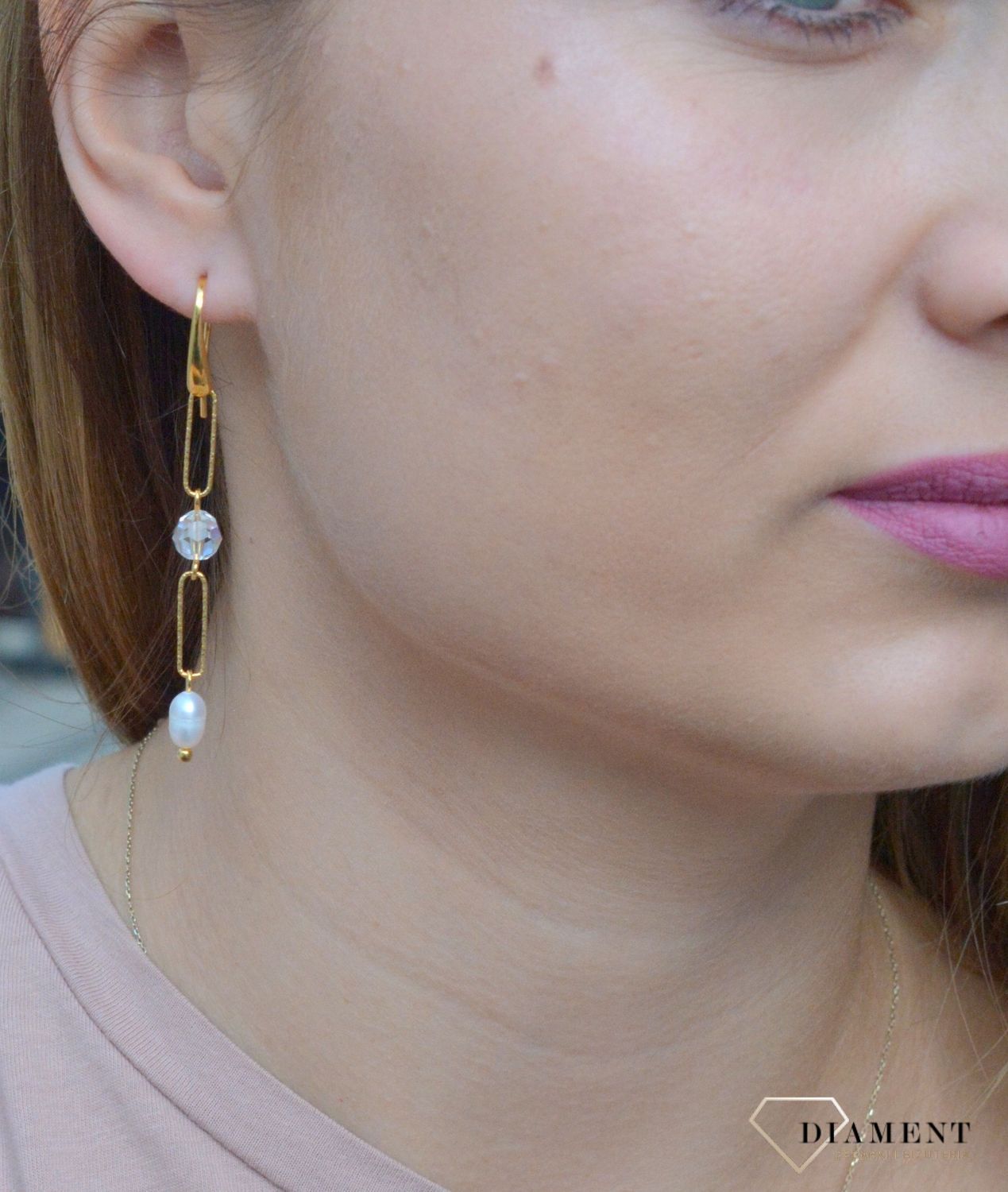 Kolczyki wiszące kryształek z perełką Swarovski Trilliant Vintage Rose Rosaline Pearl KWG4706VR6RQ. Kolczyki Swarovski pozłacane. Kolczyki Swarovski wiszące. Kolczyki z kryształkiem i p.jpg