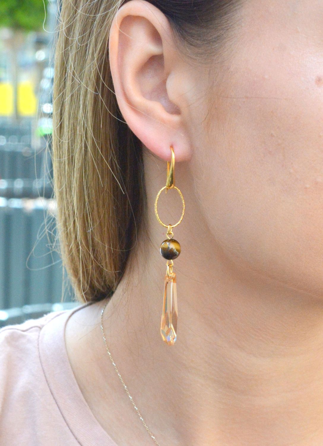 Kolczyki wiszące Crystalactite Swarovski Golden Shadow z kamieniem naturalnym tygrysie oko KWG6017GS. Kolczyki srebrne pozłacane Swarovski. Kolczyki wiszące z tygrysim okiem. Kolczyki wiszące w złot.jpg