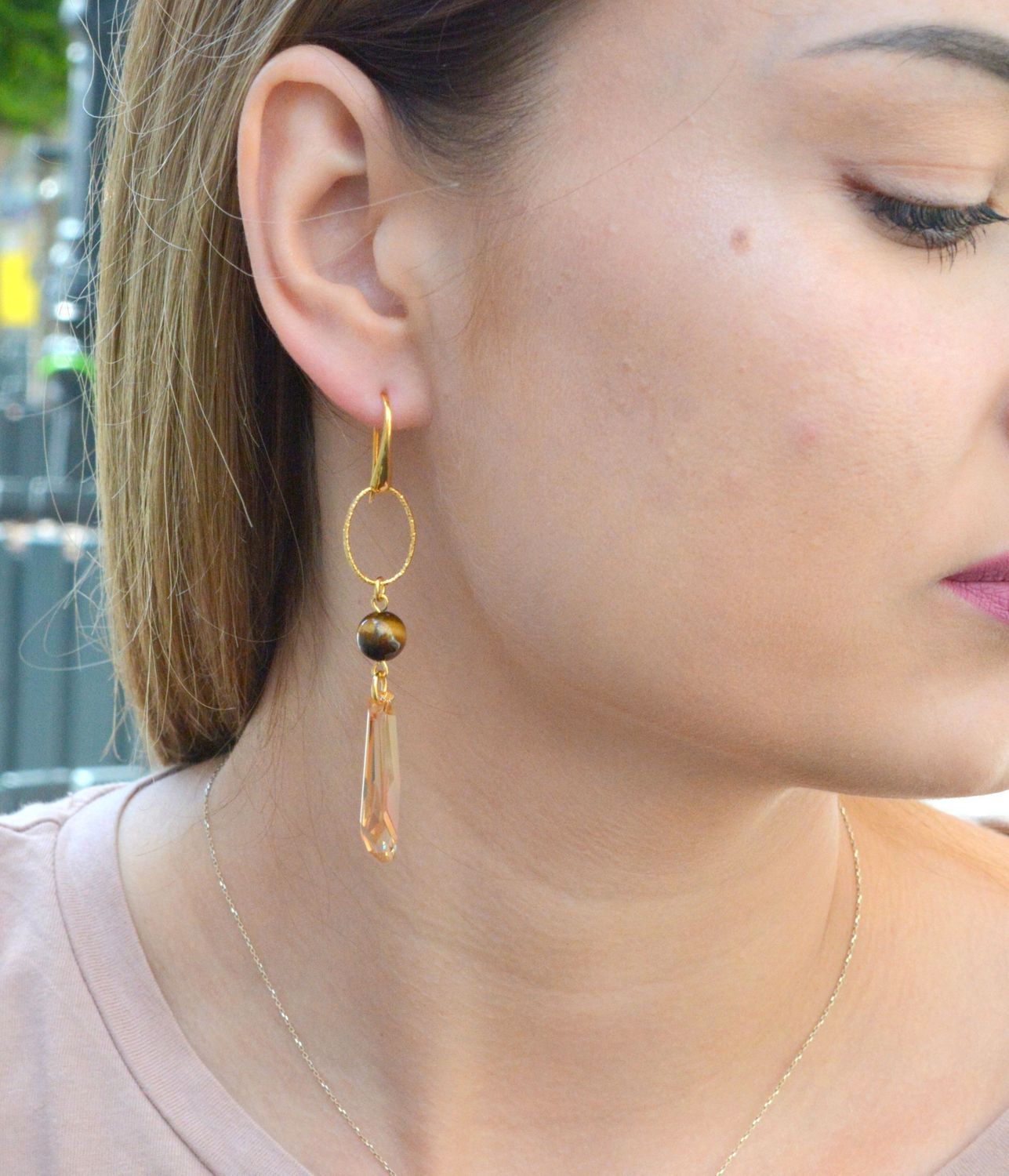 Kolczyki wiszące Crystalactite Swarovski Golden Shadow z kamieniem naturalnym tygrysie oko KWG6017GS. Kolczyki srebrne pozłacane Swarovski. Kolczyki wiszące z tygrysim okiem. Kolczyki wiszące w złot.jpg