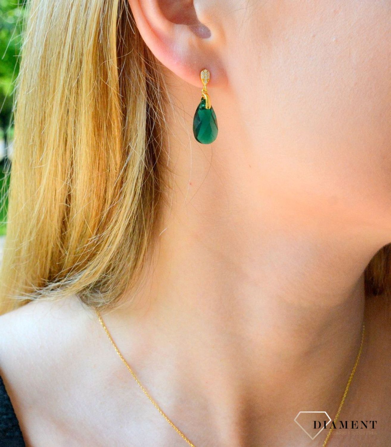 Kolczyki srebrne pozłacane Swarovski z wiszącym kryształem Emerald KWG610616EM. Stylowe, wiszące kolczyki marki Spark to piękny dodatek do kobiecych stylizacji. Wiszące kolczyki pozłacane z kryształem Swarovskiego. K.jpg