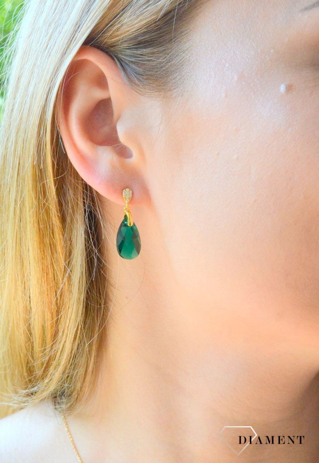 Kolczyki srebrne pozłacane Swarovski z wiszącym kryształem Emerald KWG610616EM. Stylowe, wiszące kolczyki marki Spark to piękny dodatek do kobiecych stylizacji. Wiszące kolczyki pozłacane z kryształem Swarovskiego. K.jpg