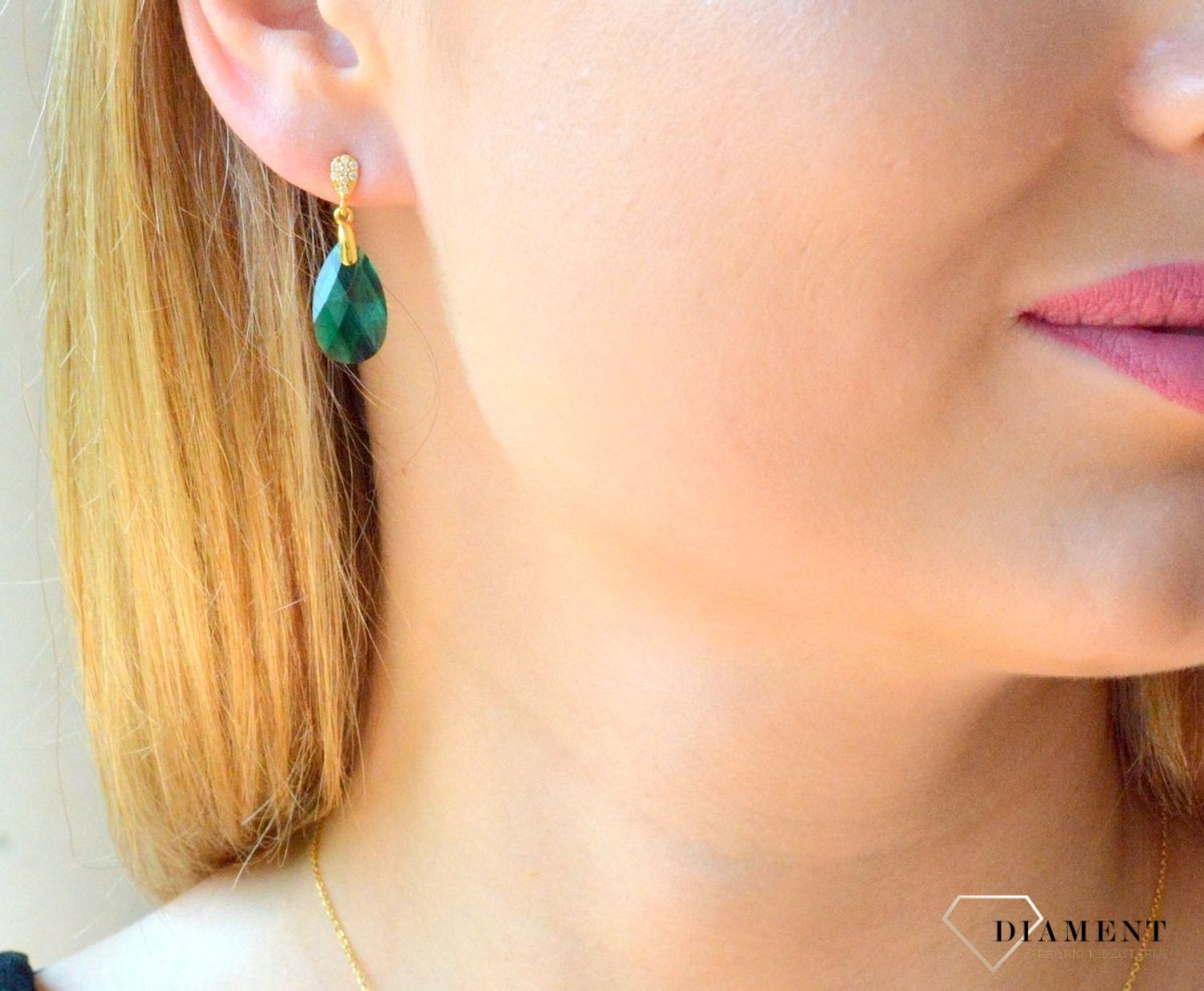 Kolczyki srebrne pozłacane Swarovski z wiszącym kryształem Emerald KWG610616EM. Stylowe, wiszące kolczyki marki Spark to piękny dodatek do kobiecych stylizacji. Wiszące kolczyki pozłacane z kryształem Swarovskiego. K.jpg