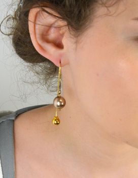 Eleganckie kolczyki Spark Hazen z pozłacanego srebra próby 925 z oryginalnymi kryształami Swarovski® w kolorze Bronze KWKG581012BR. Długość 6 cm, waga 8,10 g. Idealne na prezent – z certyfikatem autentyczności Swarovski KW (3).JPG