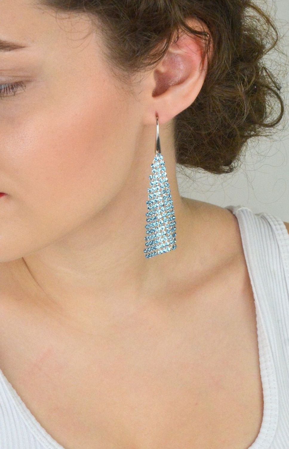 Długie kolczyki ze srebra próby 925 z kryształami w kolorze Aquamarine. Długość 8 cm, zapięcie bigiel otwarty. Subtelna elegancja i wyjątkowy blask – idealne na prezent1.webp