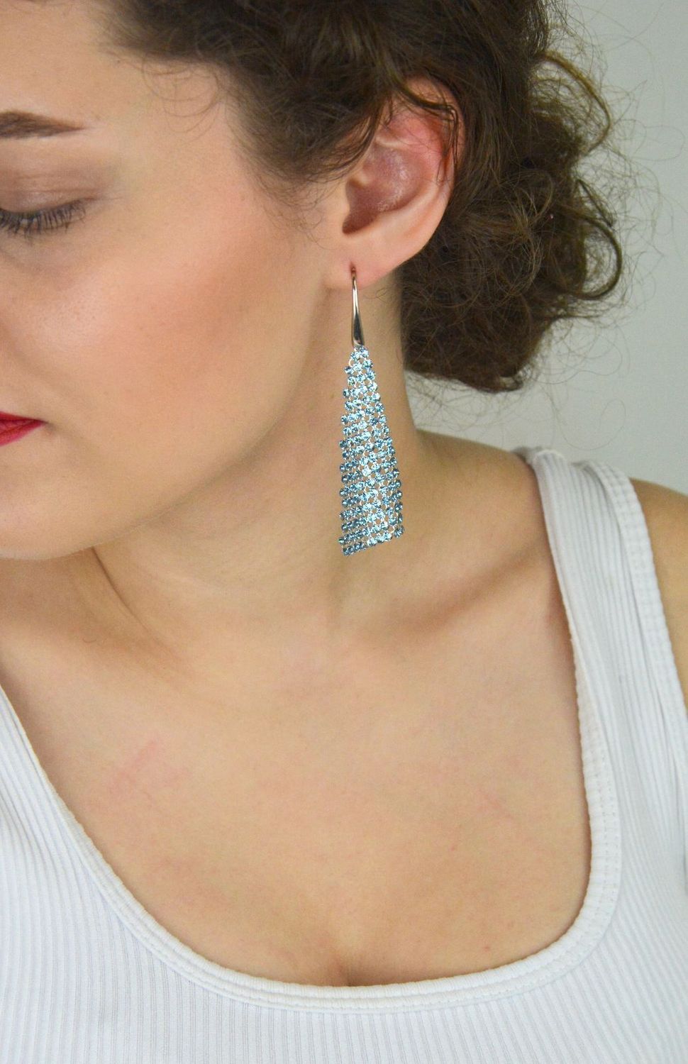 Długie kolczyki ze srebra próby 925 z kryształami w kolorze Aquamarine. Długość 8 cm, zapięcie bigiel otwarty. Subtelna elegancja i wyjątkowy blask – idealne na prezent1.webp