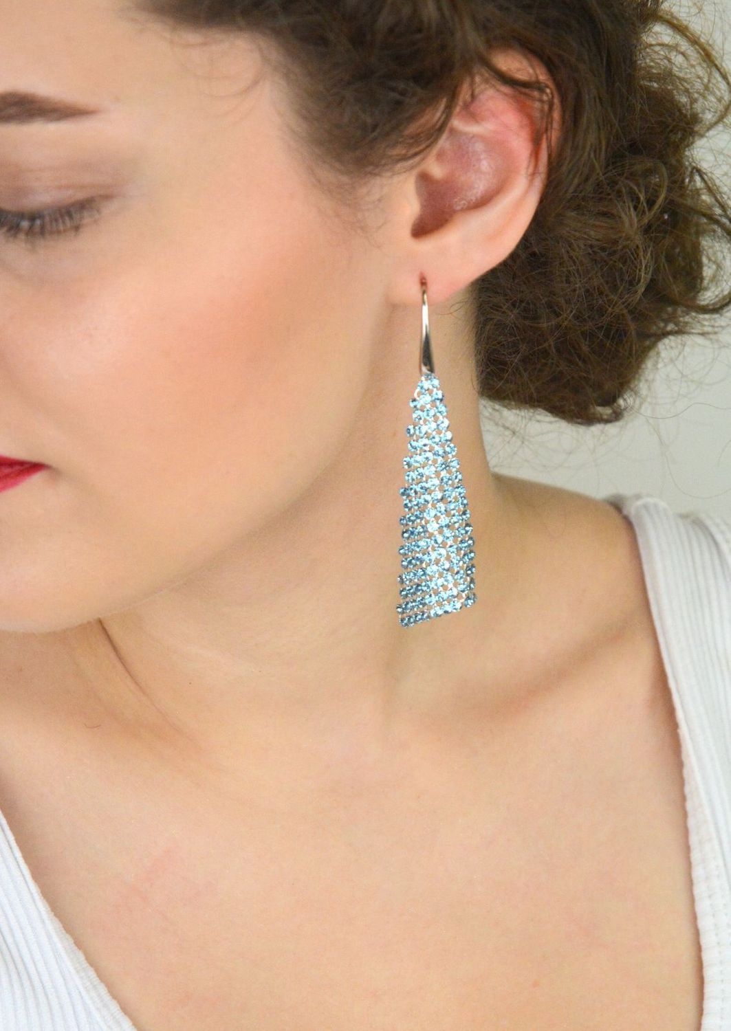 Długie kolczyki ze srebra próby 925 z kryształami w kolorze Aquamarine. Długość 8 cm, zapięcie bigiel otwarty. Subtelna elegancja i wyjątkowy blask – idealne na prezent1.webp