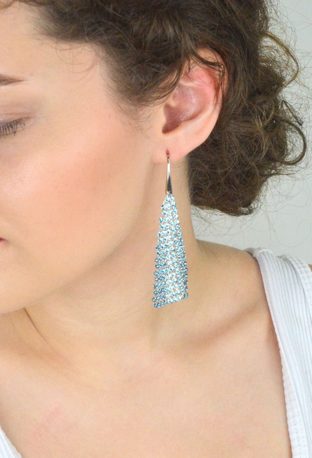 Długie kolczyki ze srebra próby 925 z kryształami w kolorze Aquamarine. Długość 8 cm, zapięcie bigiel otwarty. Subtelna elegancja i wyjątkowy blask – idealne na prezent1.webp