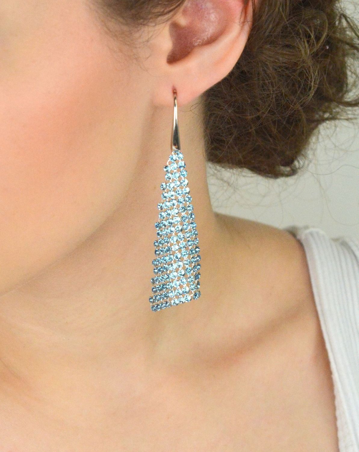 Długie kolczyki ze srebra próby 925 z kryształami w kolorze Aquamarine. Długość 8 cm, zapięcie bigiel otwarty. Subtelna elegancja i wyjątkowy blask – idealne na prezent1.webp