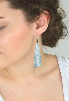 Długie kolczyki ze srebra próby 925 z kryształami w kolorze Aquamarine. Długość 8 cm, zapięcie bigiel otwarty. Subtelna elegancja i wyjątkowy blask – idealne na prezent (4).JPG