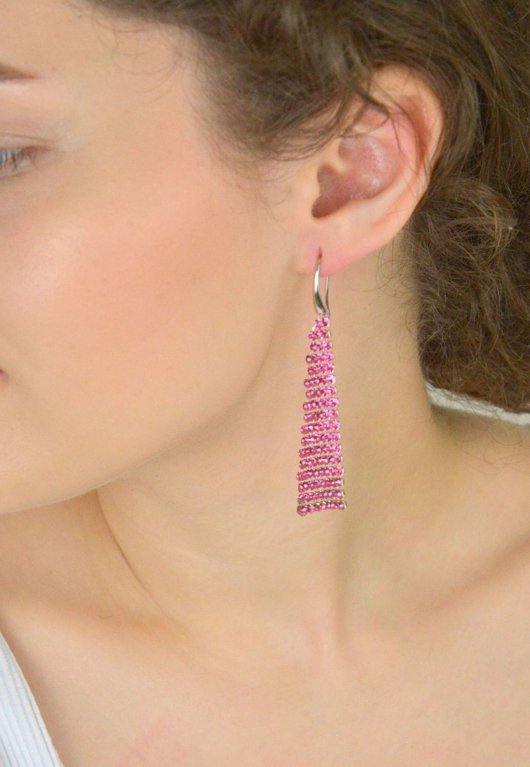 Ekskluzywne kolczyki srebrne próby 925 z kryształami Swarovski® w kolorze Rose. Długość 7,5 cm, zapięcie bigiel otwarty. Elegancki dodatek lub prezent. Sprawdź!1.jpg